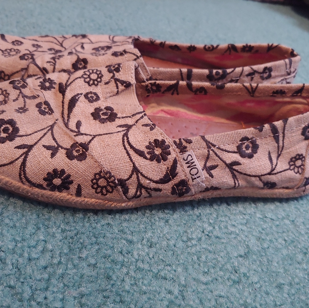 Toms Flats - Picture 2 of 2